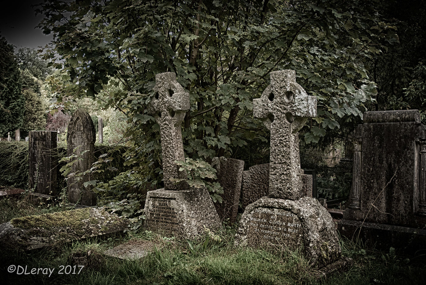 croix Tombe cimetière tombeau black and white noir et blanc Arnos Vale Bristol