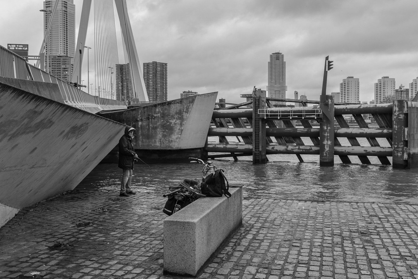 black and white Erasmusbrug foto Fotografia fujifilm monochrome Photography  Rotterdam straatfotografie streetphotographer
