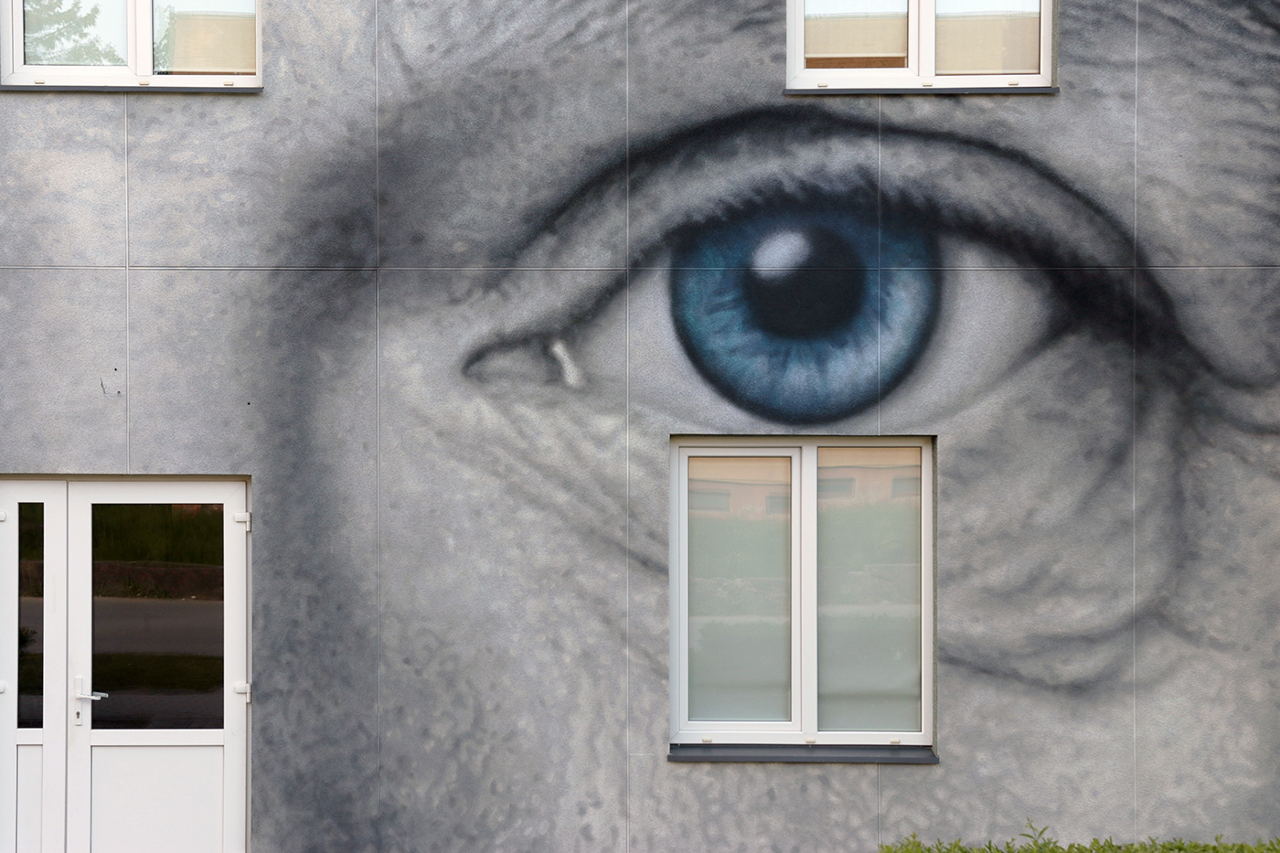 Blue Eyes gyvagrafika Juodupe lithuania streetart look Realistic drawing spraypaint Montana Cans tadosimko