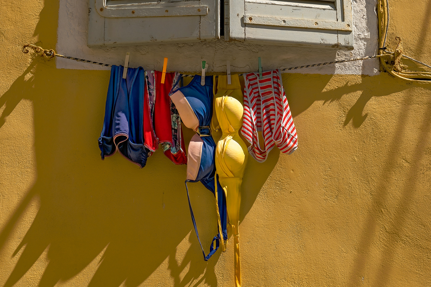 street photography greek clothes line clothes alleys Alleys of Europe Corfu Town Gassen Wäsche wäscheleine