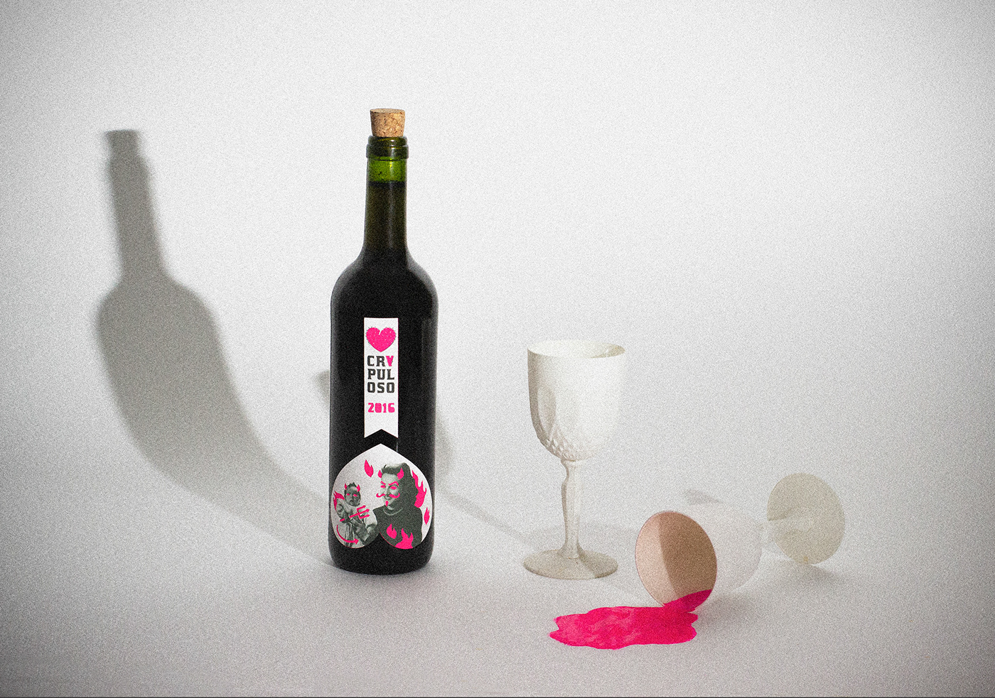 vino marca provocativo divertido sarcasmo rosa etiqueta logo alcohol acido