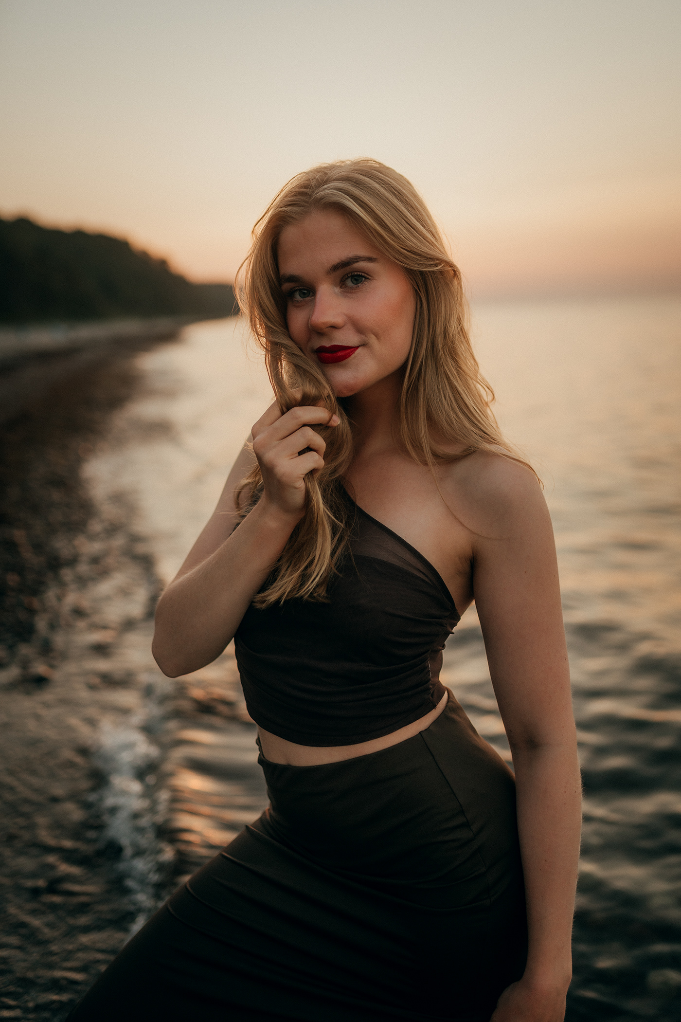 photoshoot portrait photographer beauty model woman beach blonde 35mm