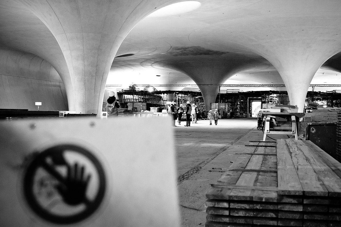 black and white editorial photography fotografie Schwarzweiß Architekturfotografie architecture Bahnhof Reisereportage Stuttgart 21