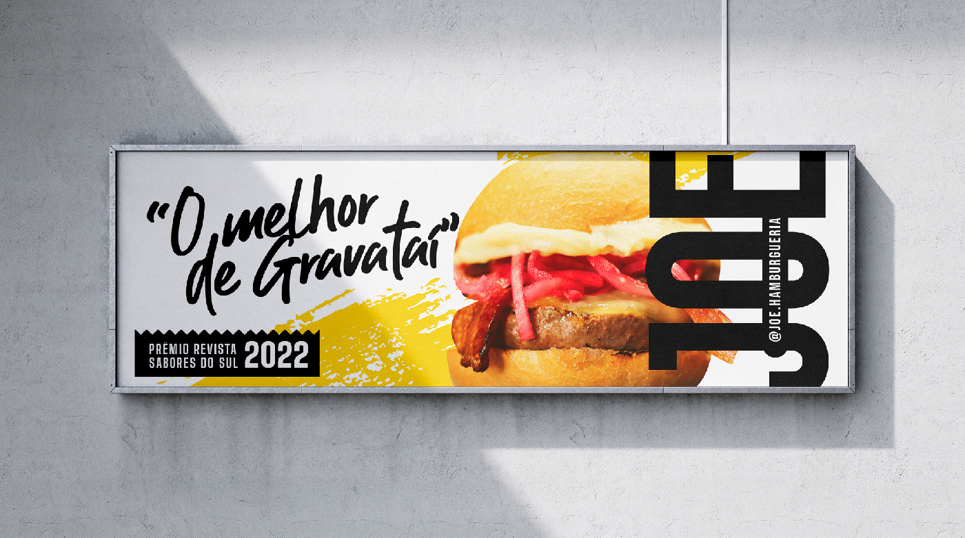 GIF alternando 2 fotos em diferentes perspectivas de um outdoor promocional de hambúrguer.