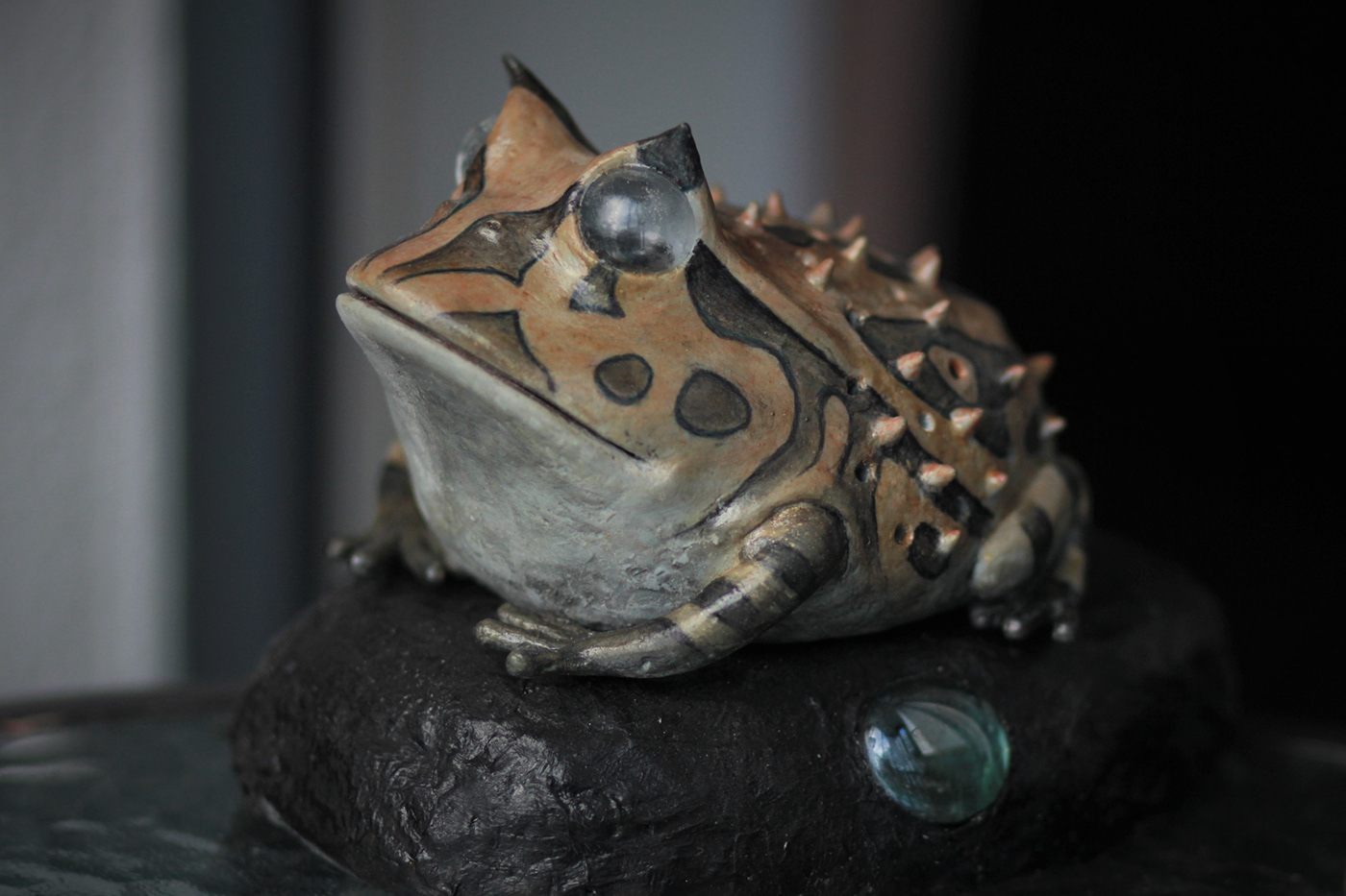 frog frogs lighting lamps sculpture art handmade crafting Bedroom interior bedside lamp pacman frog