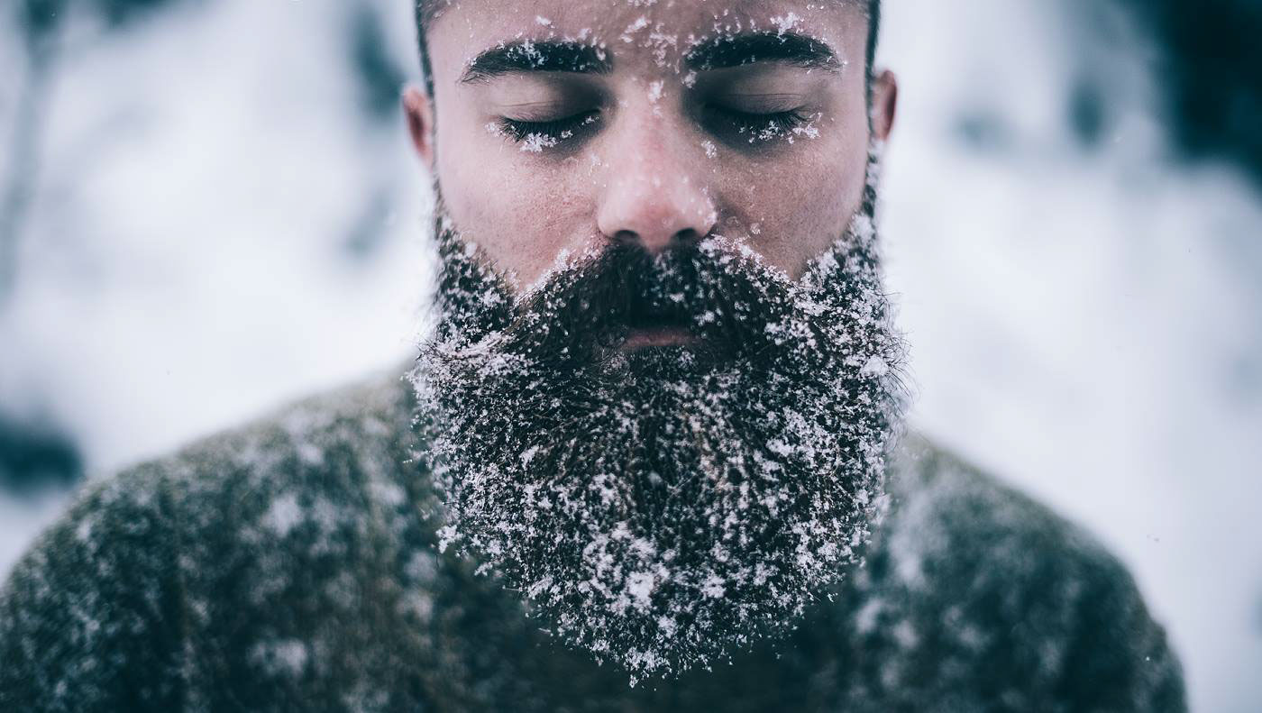 Колд мен. Мужчина с бородой зима. Борода зима. Мужчина с бородой зимой. Мужская фотосессия в снегу.