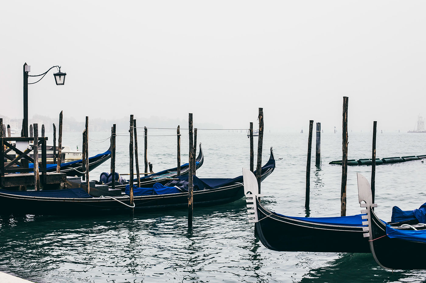 Venice fotogiornalismo Italy nord gondole nebbia vacanza blu colour Canon