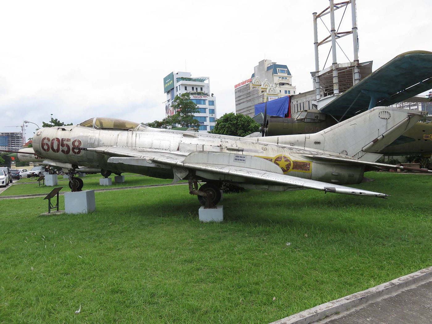 hanoi vietnam museum Aircraft MIG-21 Su-22 mig-17 MiG-19 Ho Chi Mihn Artillery