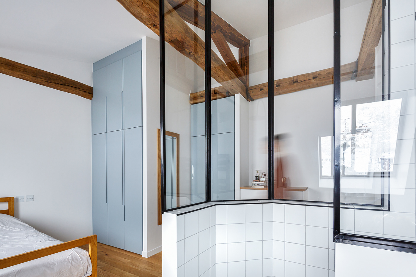 appartement architecture carreaux de ciments charpente design d'espace Paris renovation salle de bain verrière