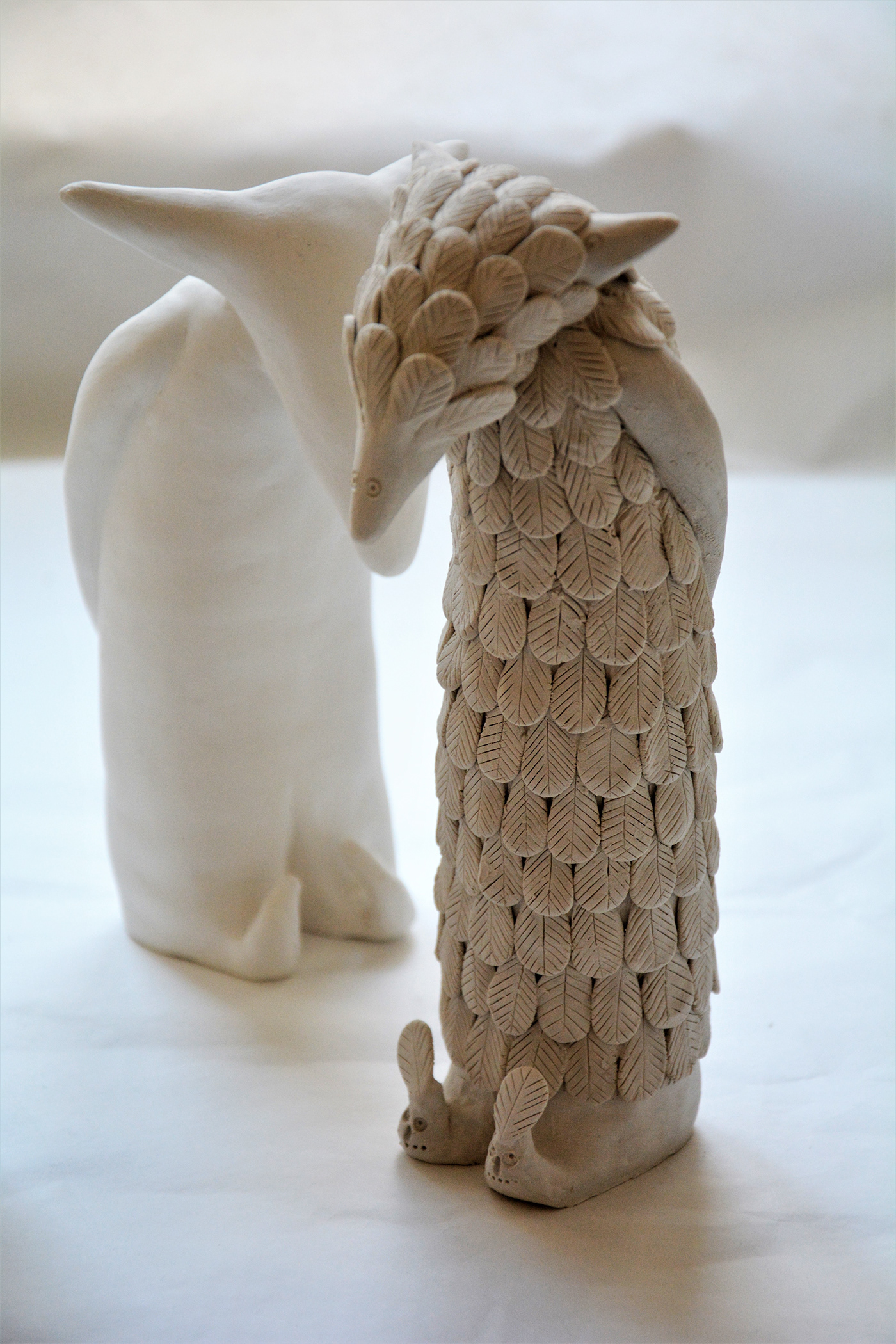 porcelain sculpture olivia weiss Füchse foxes plumage Federkleid contemporary ceramic