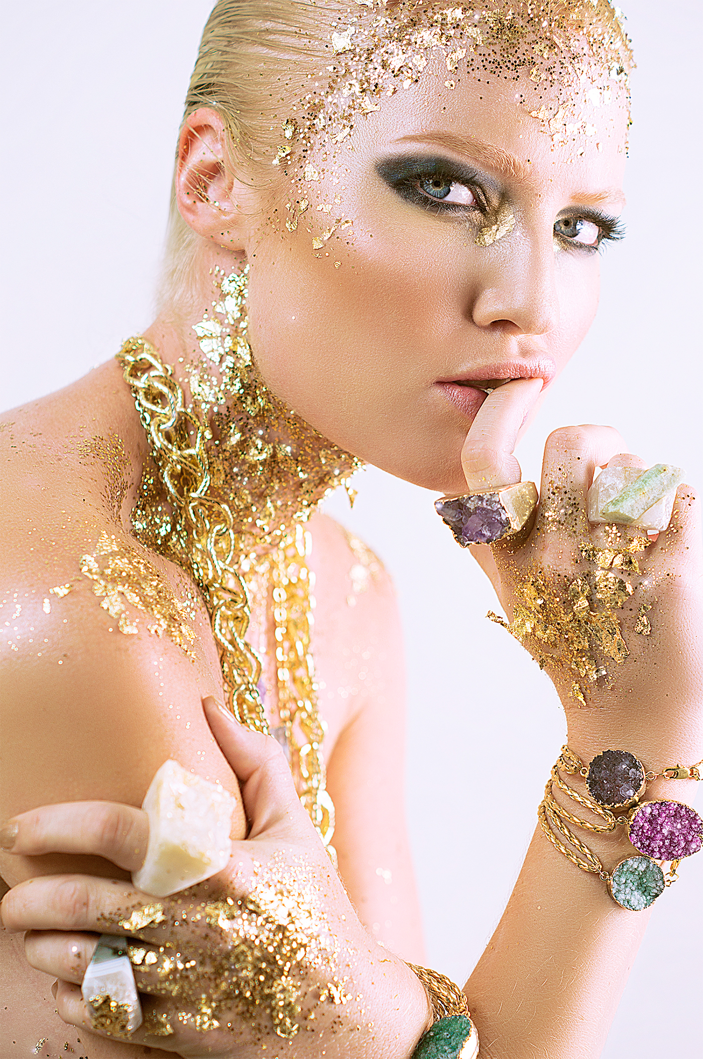 gold model Ágatha diamonds jewelry accesories season yellow colors