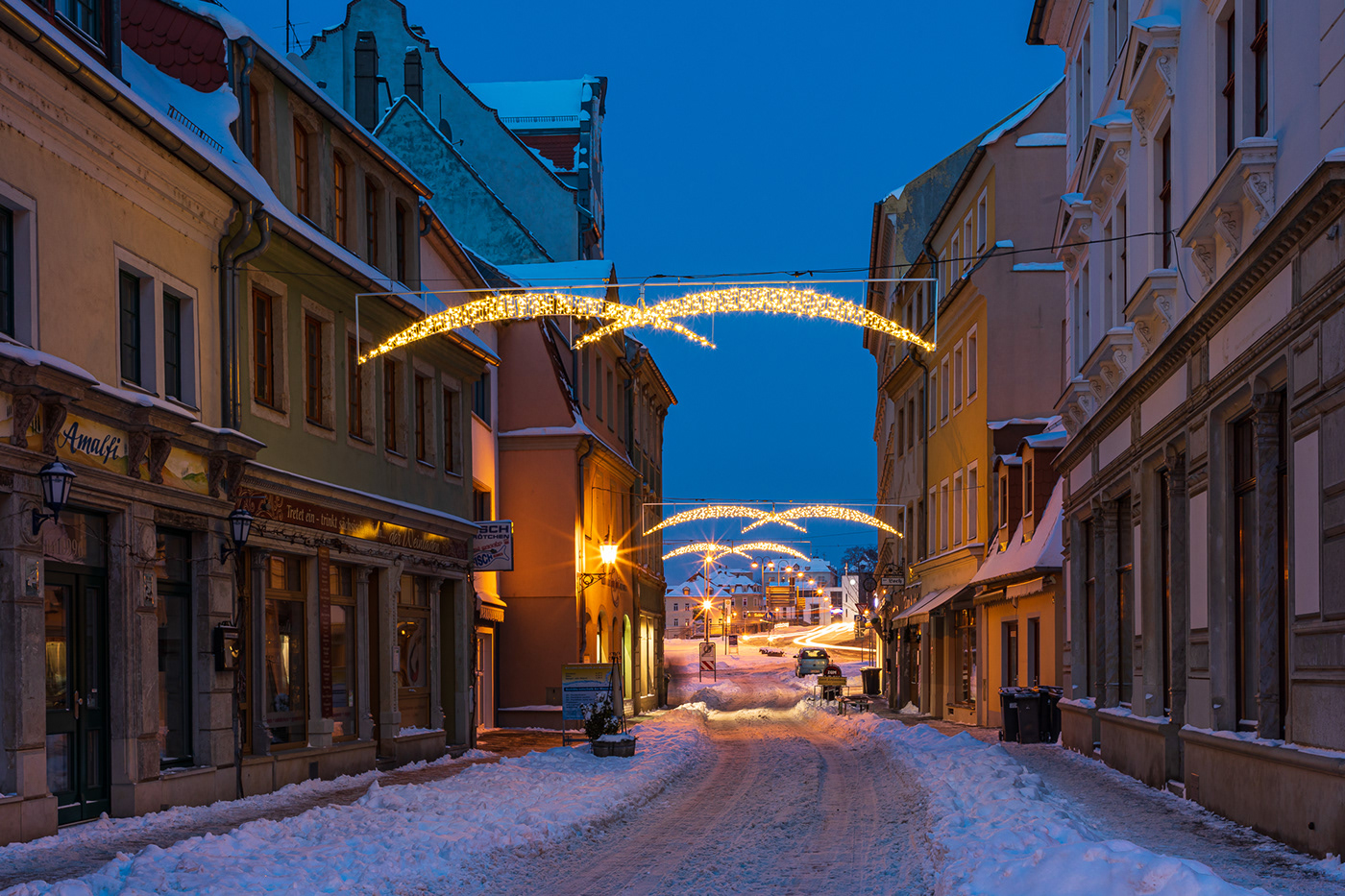 Die Meissner Altstadt im Winter mit viel Schnee zur Blauen Stunde.
