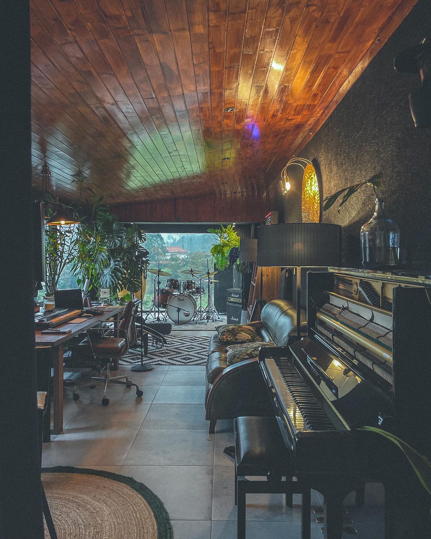 Audio Decoração industrial interior design  music photo Piano plants stuidio wood