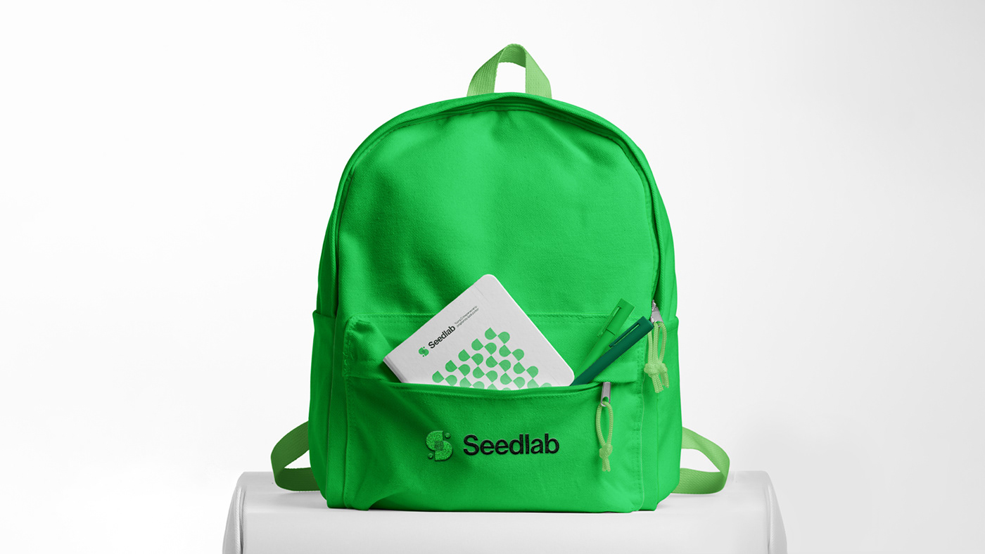 mochila verde com materiais escolares nas cores da marca