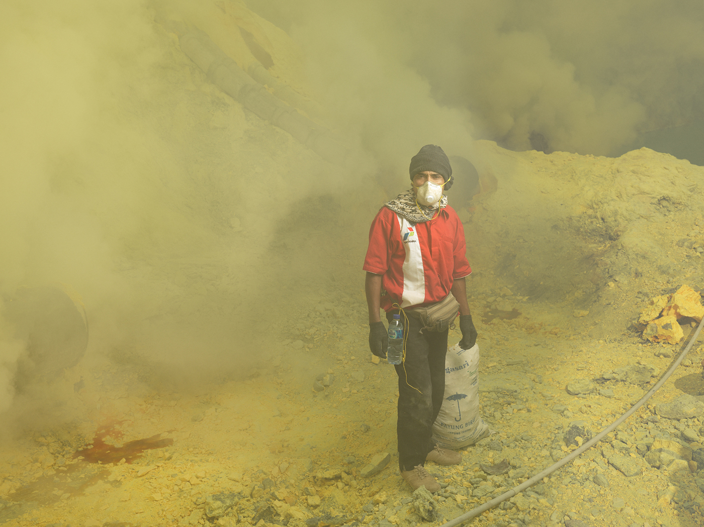 Kawah Ijen volcano Workers portraits broncolor Hasselblad Studio outdoor sulfur mine direction artistique beaux arts