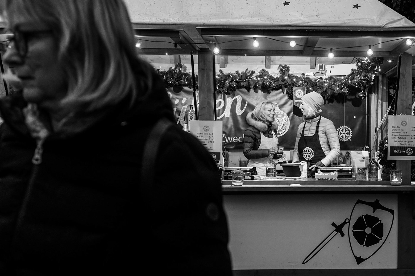 Street people black and white street photography Weihnachtsmarkt Christmas market xmas germany osnabruck