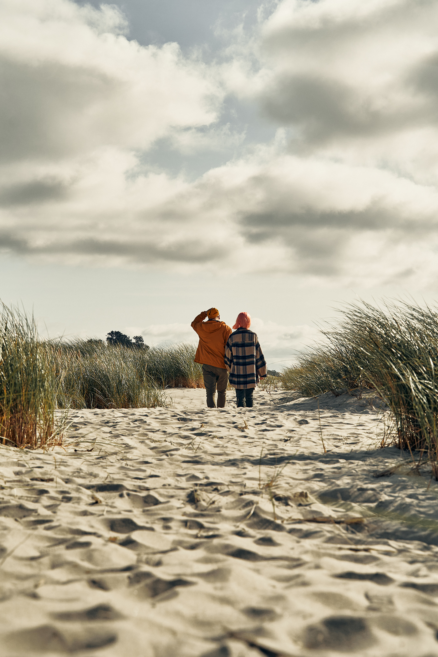 baltic sea beach couple editorial love story Palmniken Style