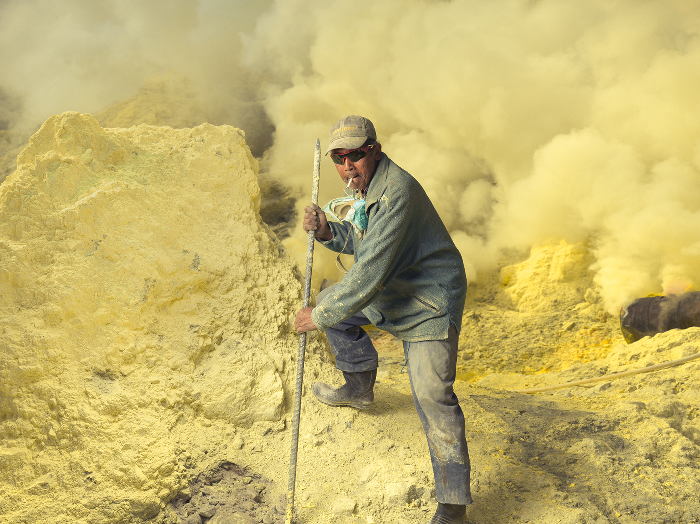 Kawah Ijen volcano Workers portraits broncolor Hasselblad Studio outdoor sulfur mine direction artistique beaux arts