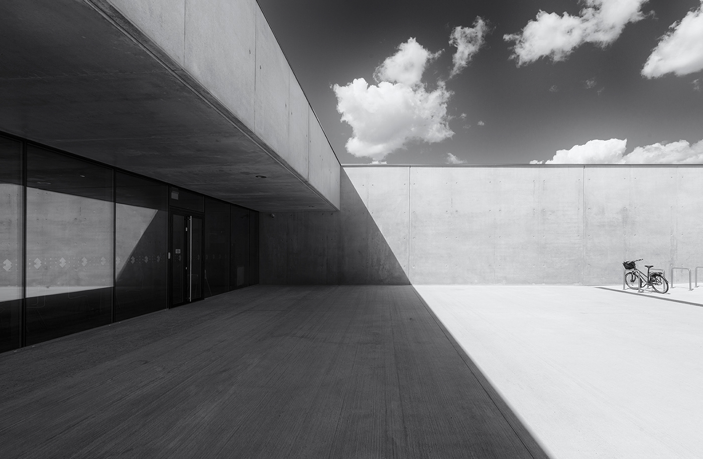 black and white shadow light architecture milano contrast blanco y negro photo