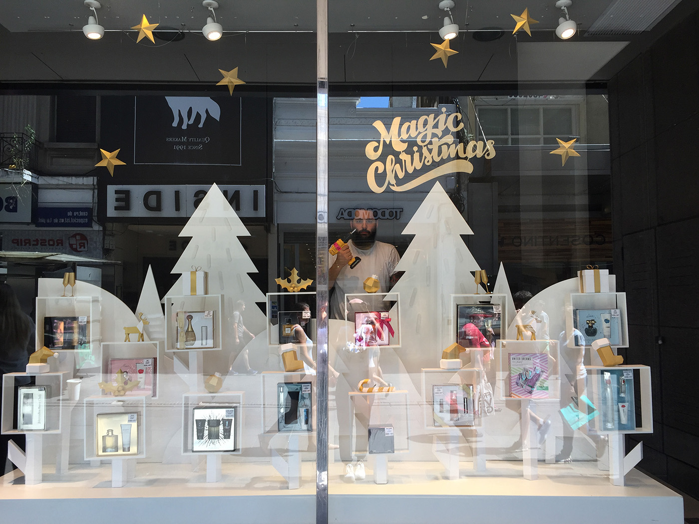 lowpoly papercraft Window Display vidriera escaparate navidad Christmas xmas White and gold juleriaque