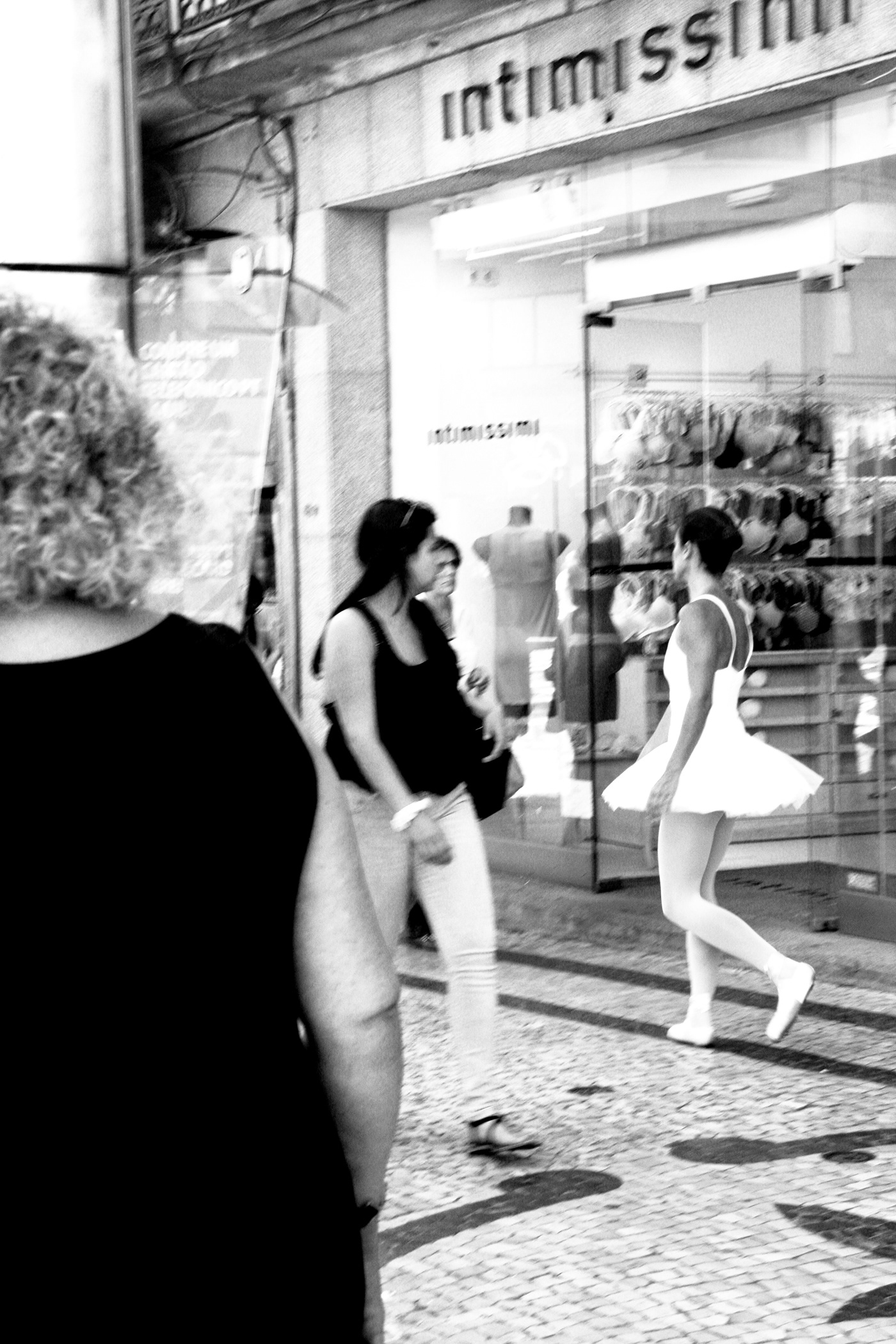ballet ballerina Performance DISRUPTION wandering public space art and design psychogeography Place Ballet Vivian Mayer Vito Acconci situationists street performance City Performance