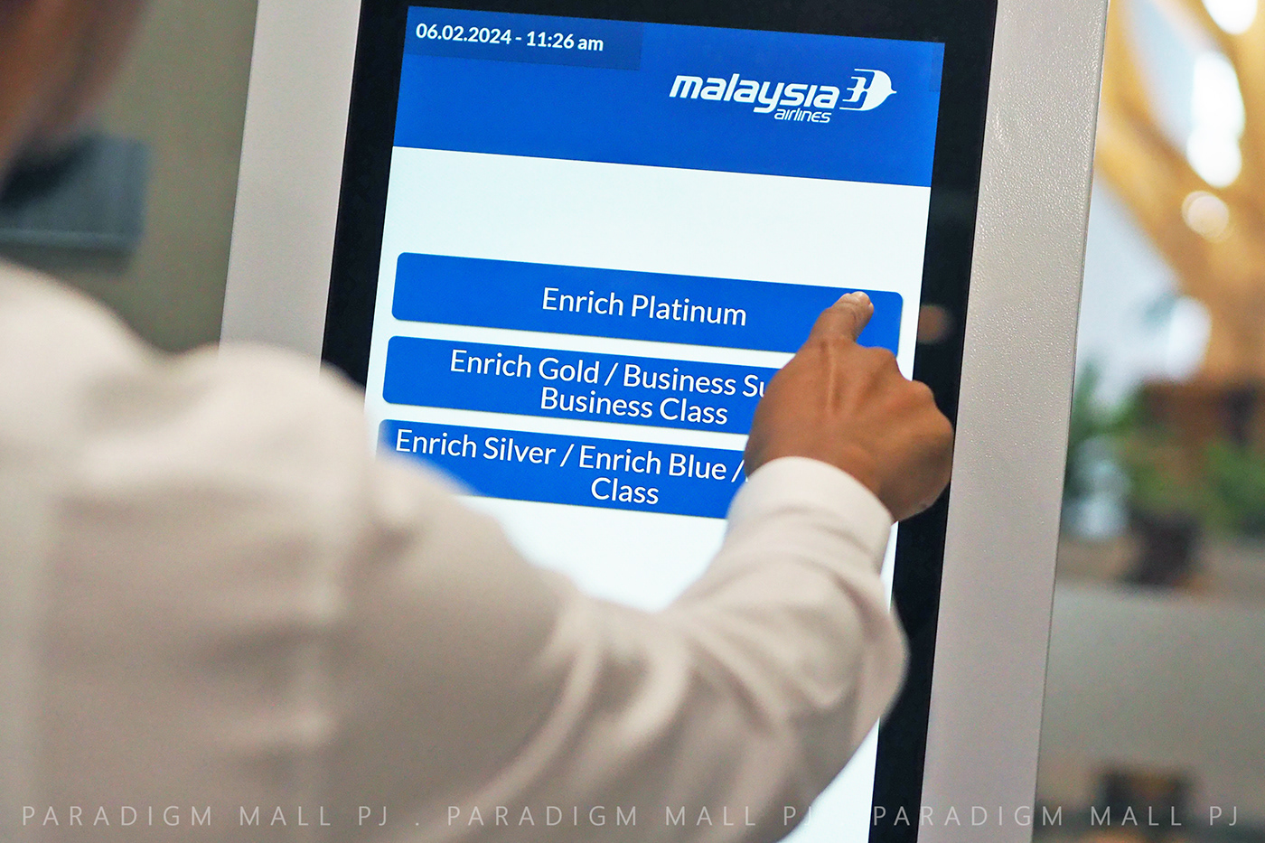 malaysia malaysia airlines flight ticket Photography  photoshoot woman counter shoppingmall tenant