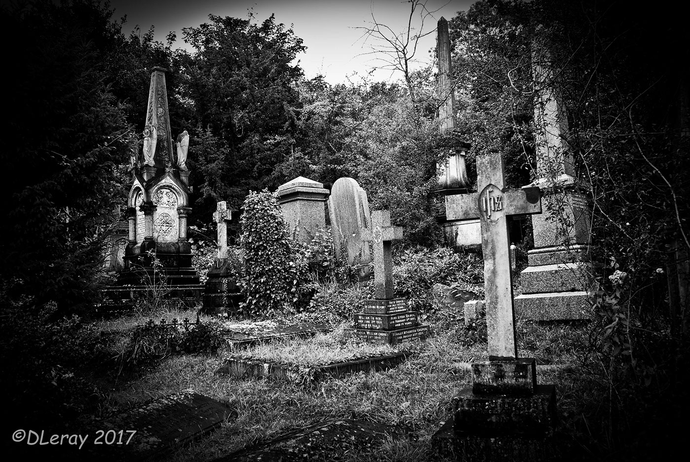 croix Tombe cimetière tombeau black and white noir et blanc Arnos Vale Bristol