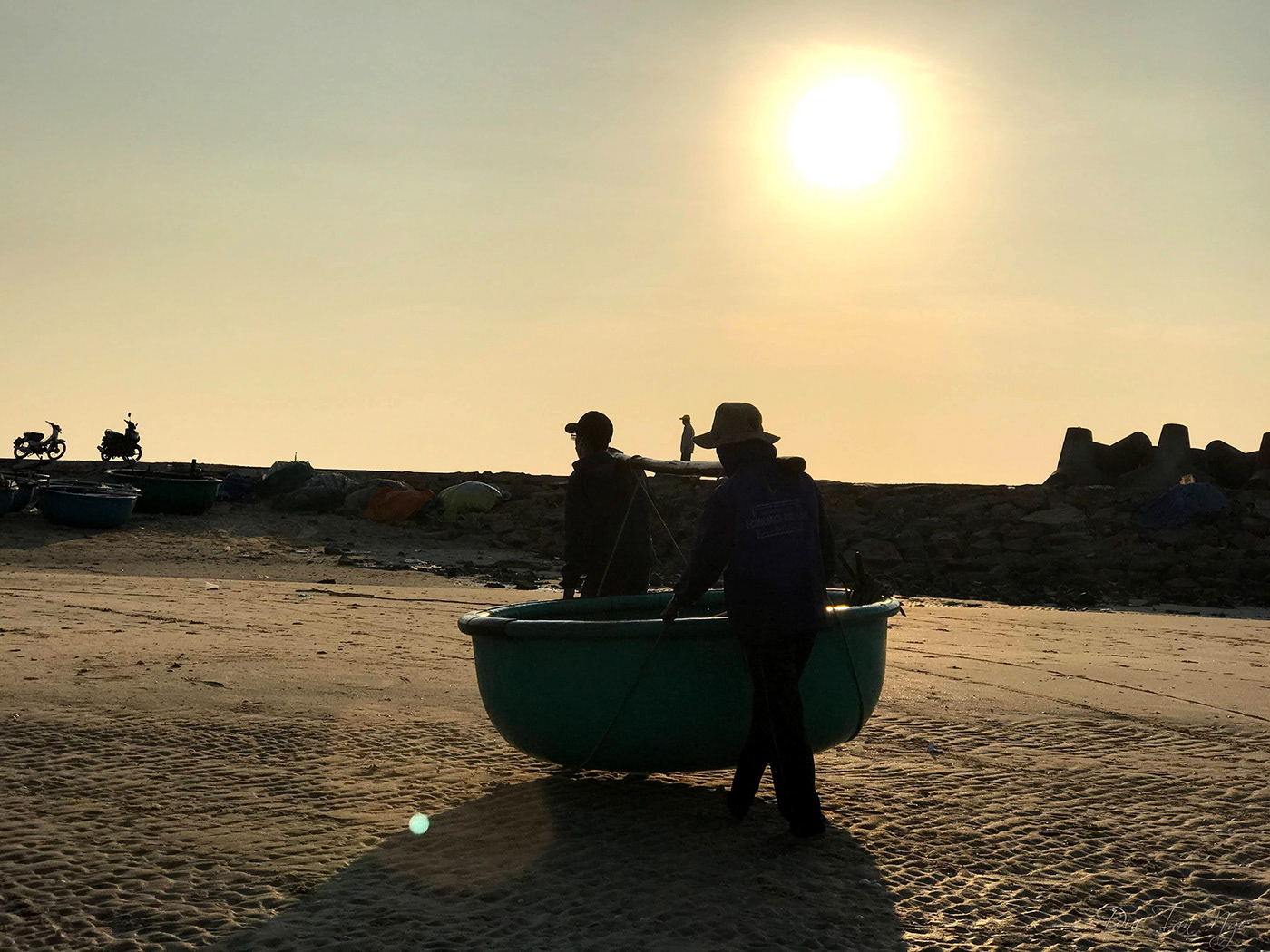 lifestyle mui ne phan thiet fishing village fishermen backlit photography the beginning iPhone photography