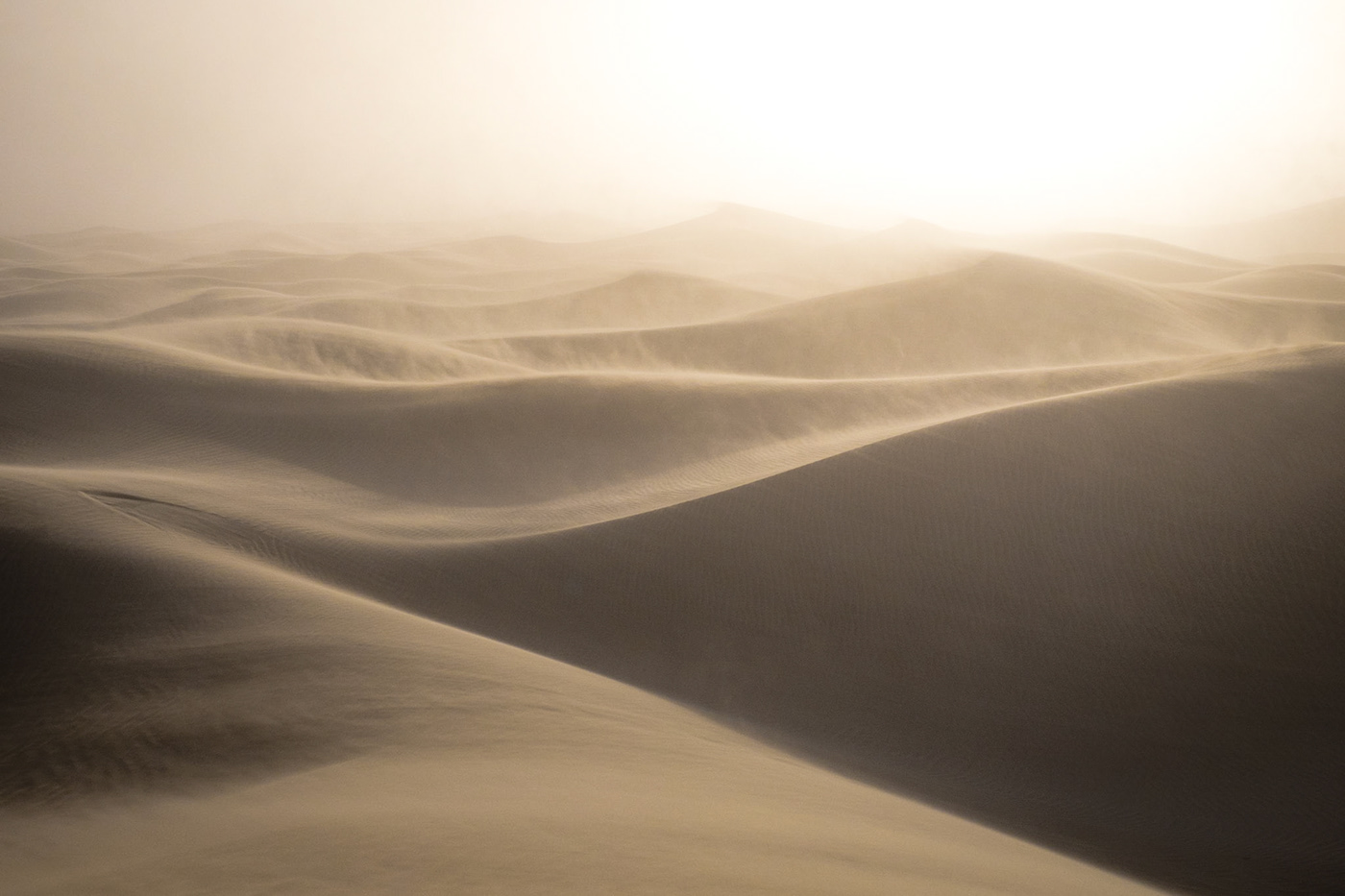 Sandstormes in the dunes of the Mesquite Sand Dunes, Death Valley