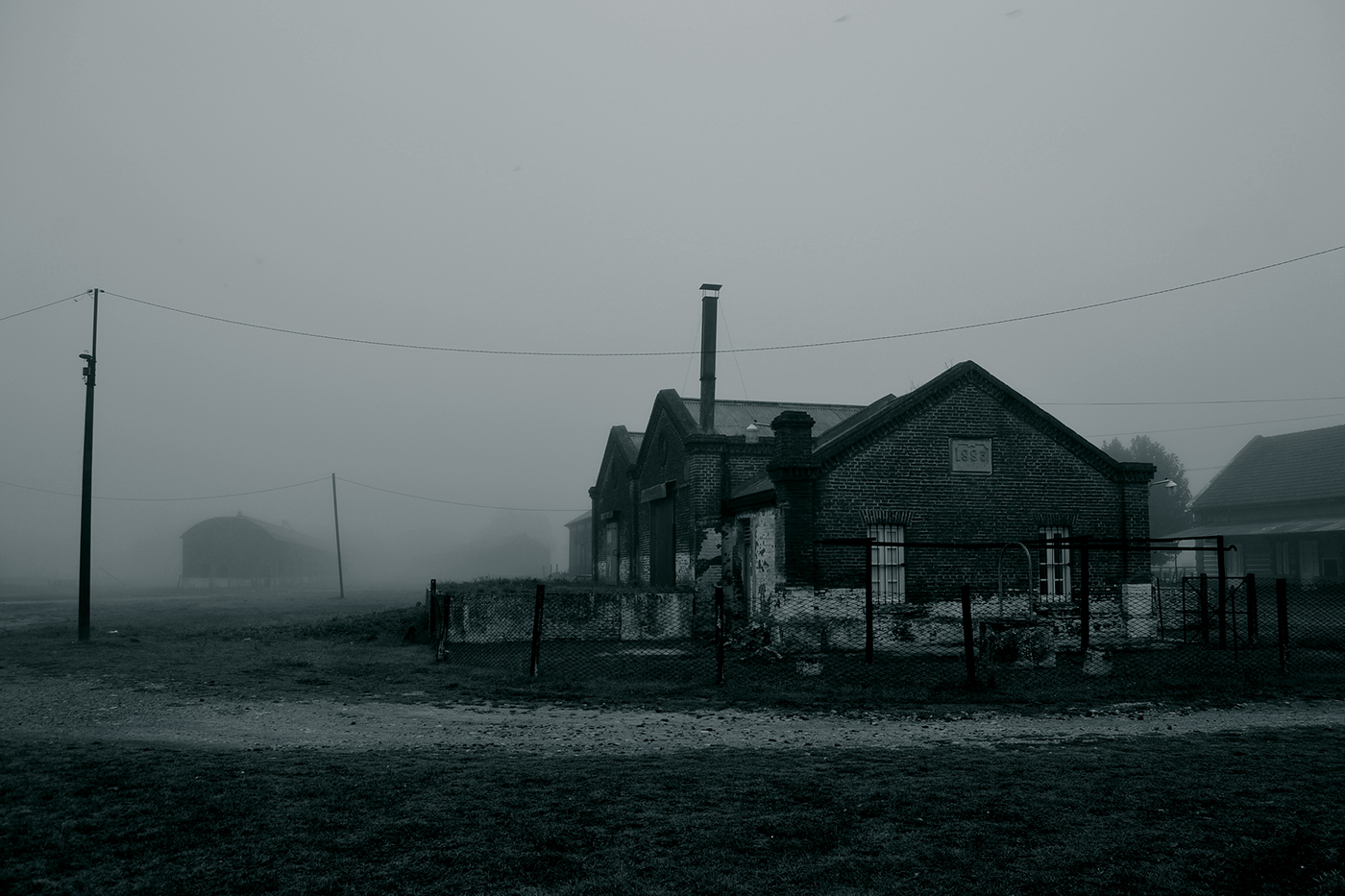 blanco negro vias ciudad niebla galpon casa antiguo house