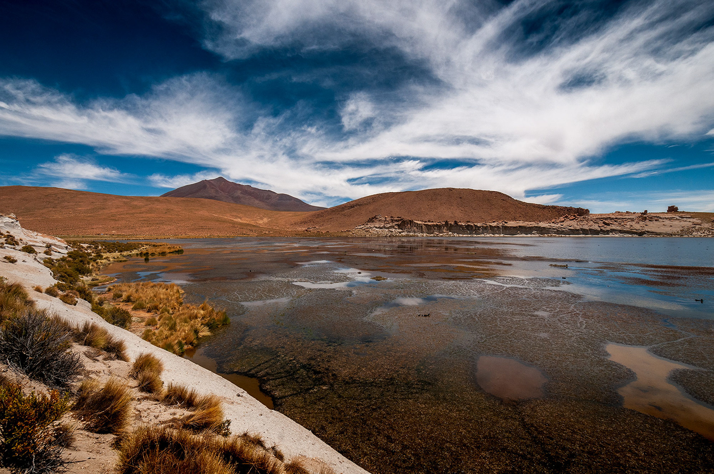 Colour photography of a lake on the high bolivian plateau taken by Jennifer Esseiva.