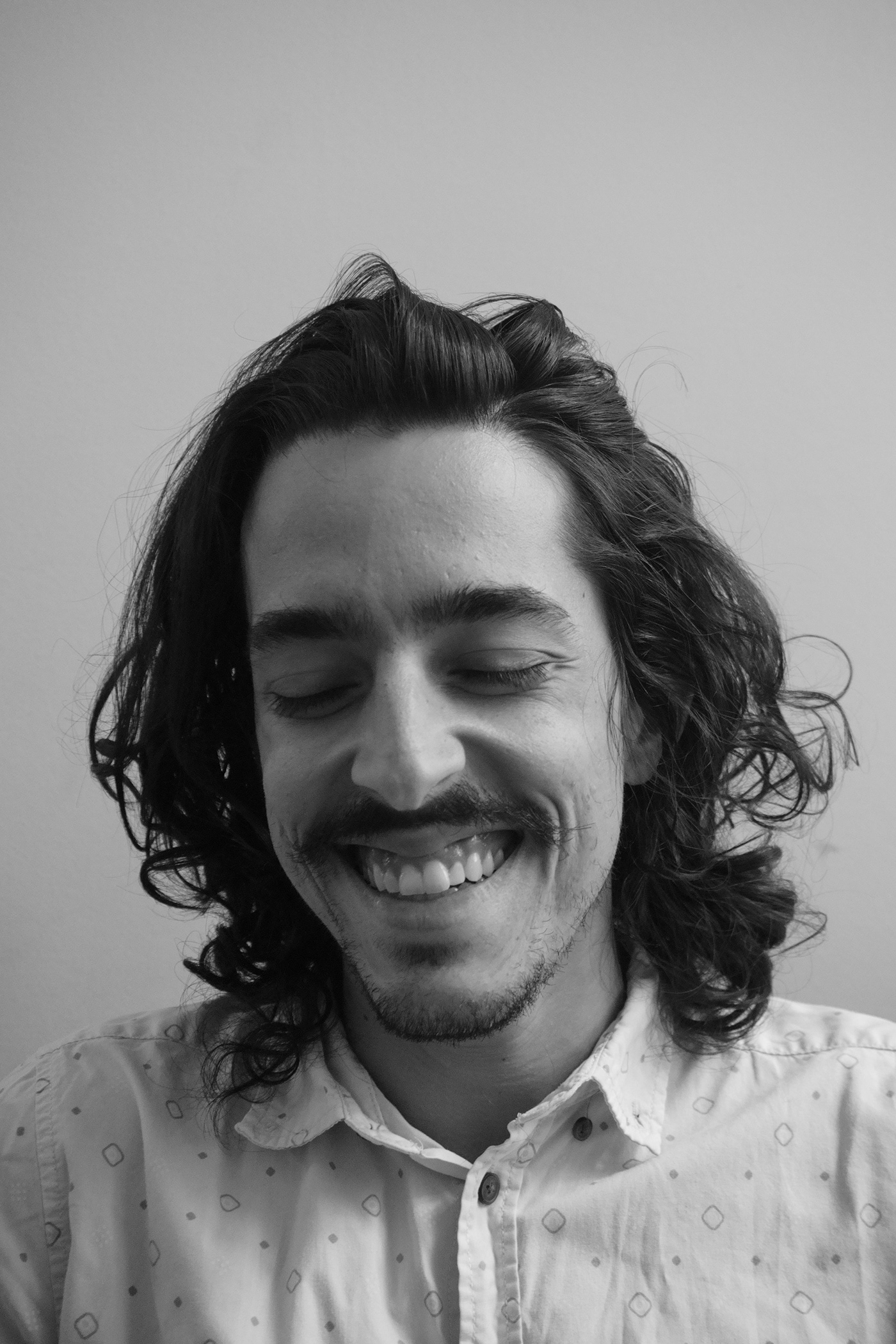 retrato em preto e branco de homem sorrindo.