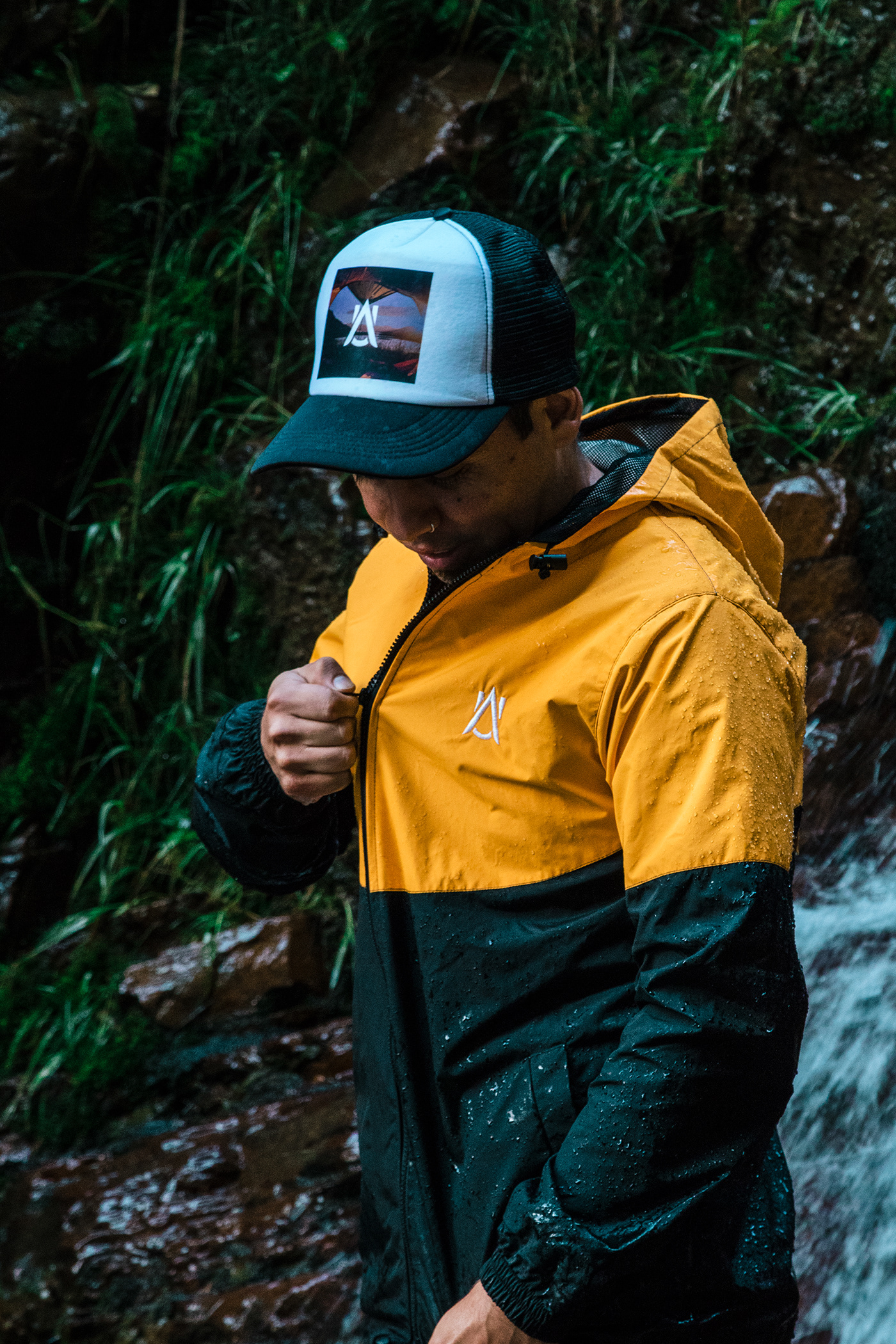 chaquetas cortavientos Fotografia marca moda Montana Outdoor ropa de montaña senderismo trekking