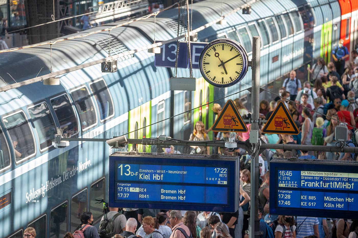bahn Bahnhof bahnsteig germany hamburg Hauptbahnhof traffic train überfüllt Verspätung