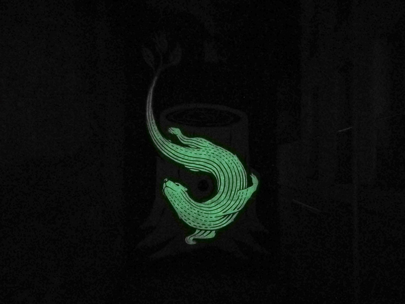 llum otter wood light fotoluminescent luz interactivo Reskate nutria arbol