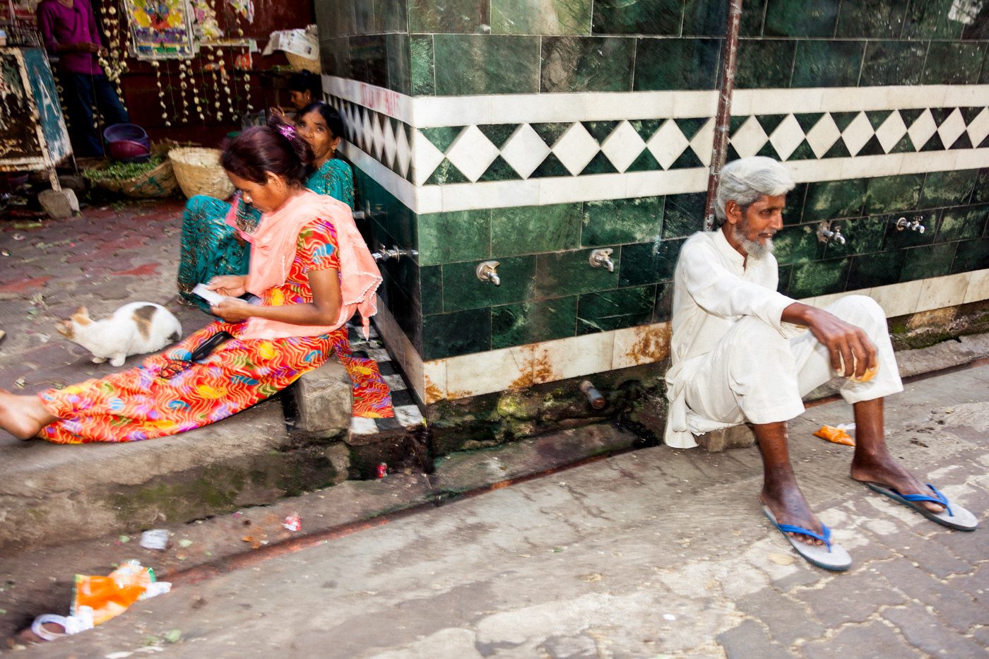 India MUMBAI homeless streets dwellers Poverty dirt fort MORNING sleeping rough beggars poor mahapalika marg