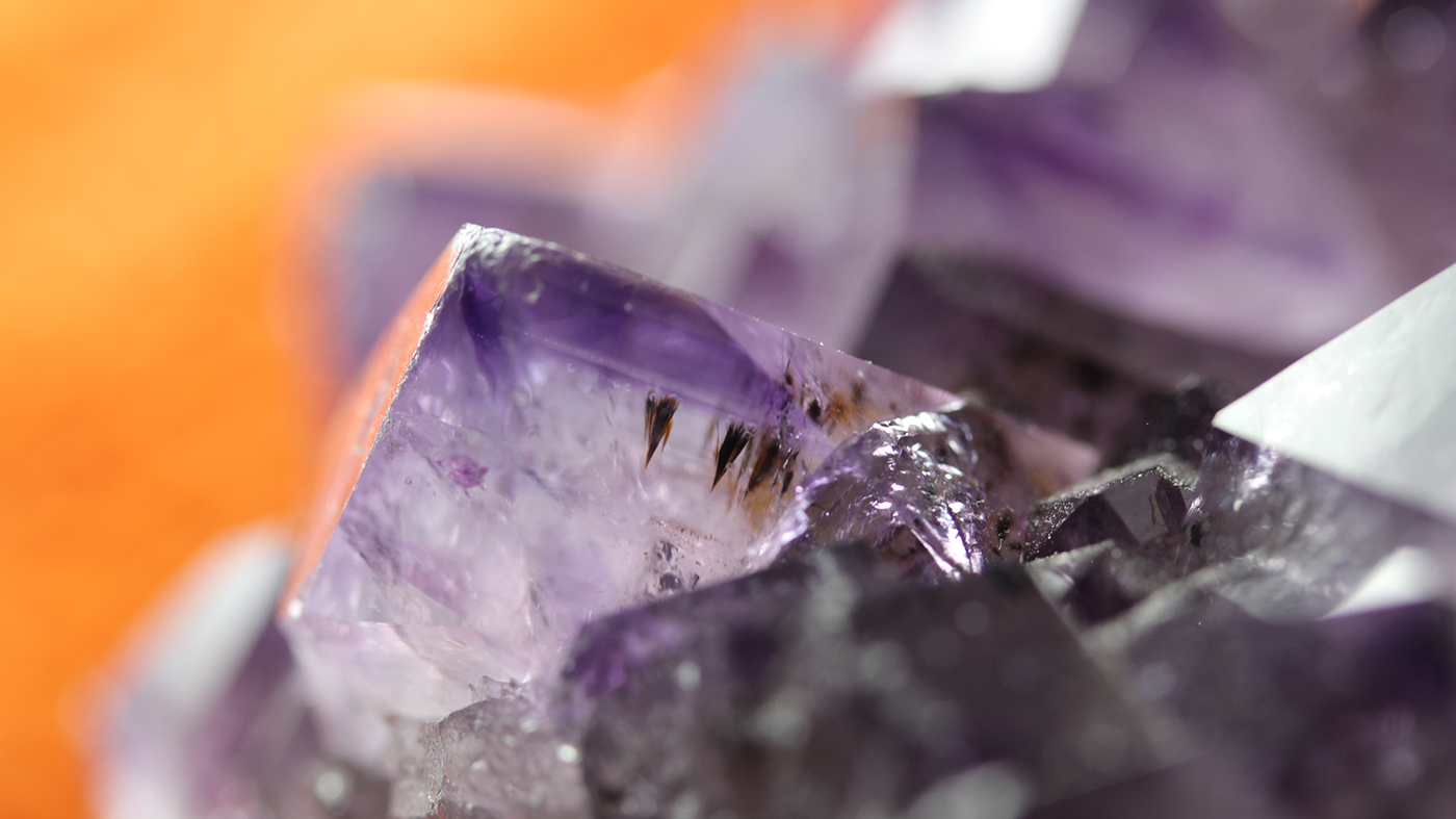macro amethyst crystal close-up quartz purple violet detail minerals rocks natural hematite