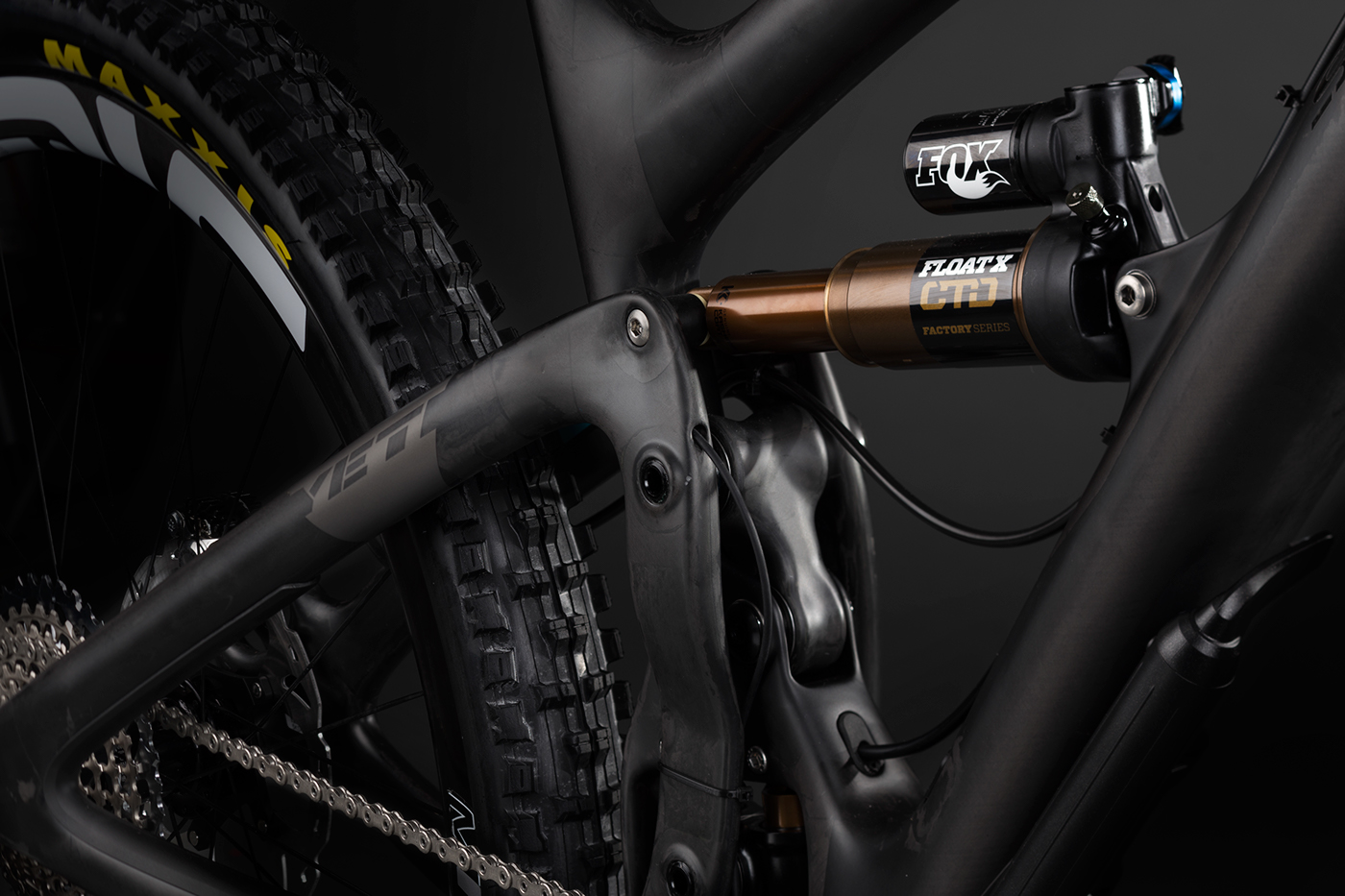 Cycling Bike bikes mountain biking MTB yeti biking studio Product Photography product Carbon Fiber studio lighting