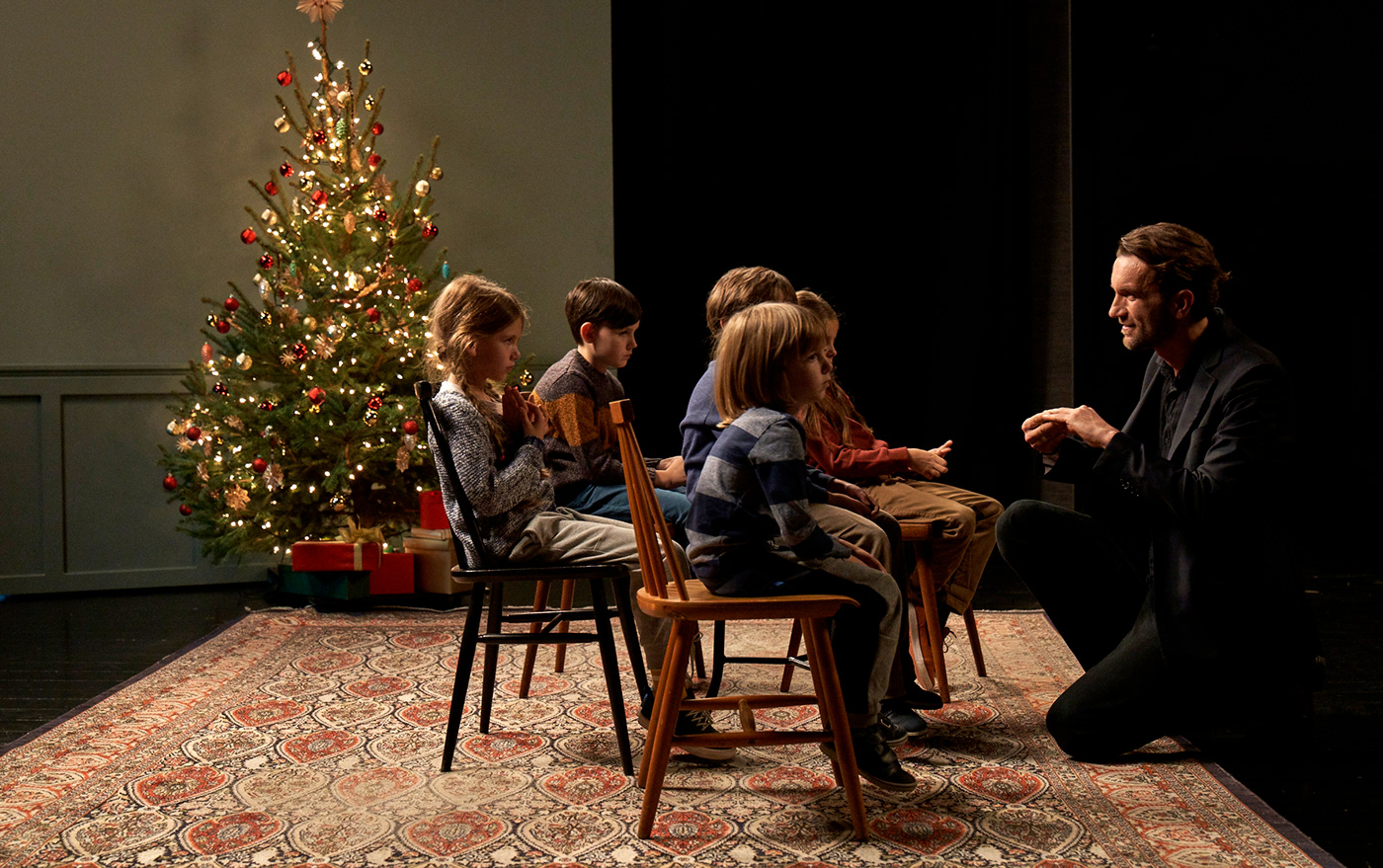 Famous Polish actor, Tomasz Kot, teaching kids how to lie about a 'Merry Christmas'