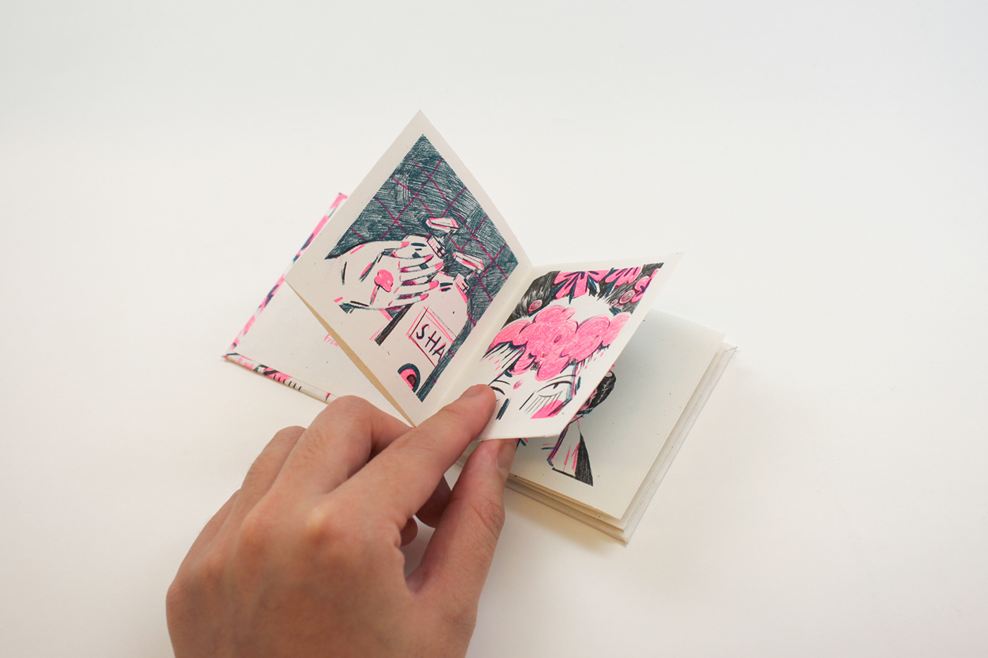 Riso risograph ILLUSTRATION  frida pink Zine  book Bookbinding