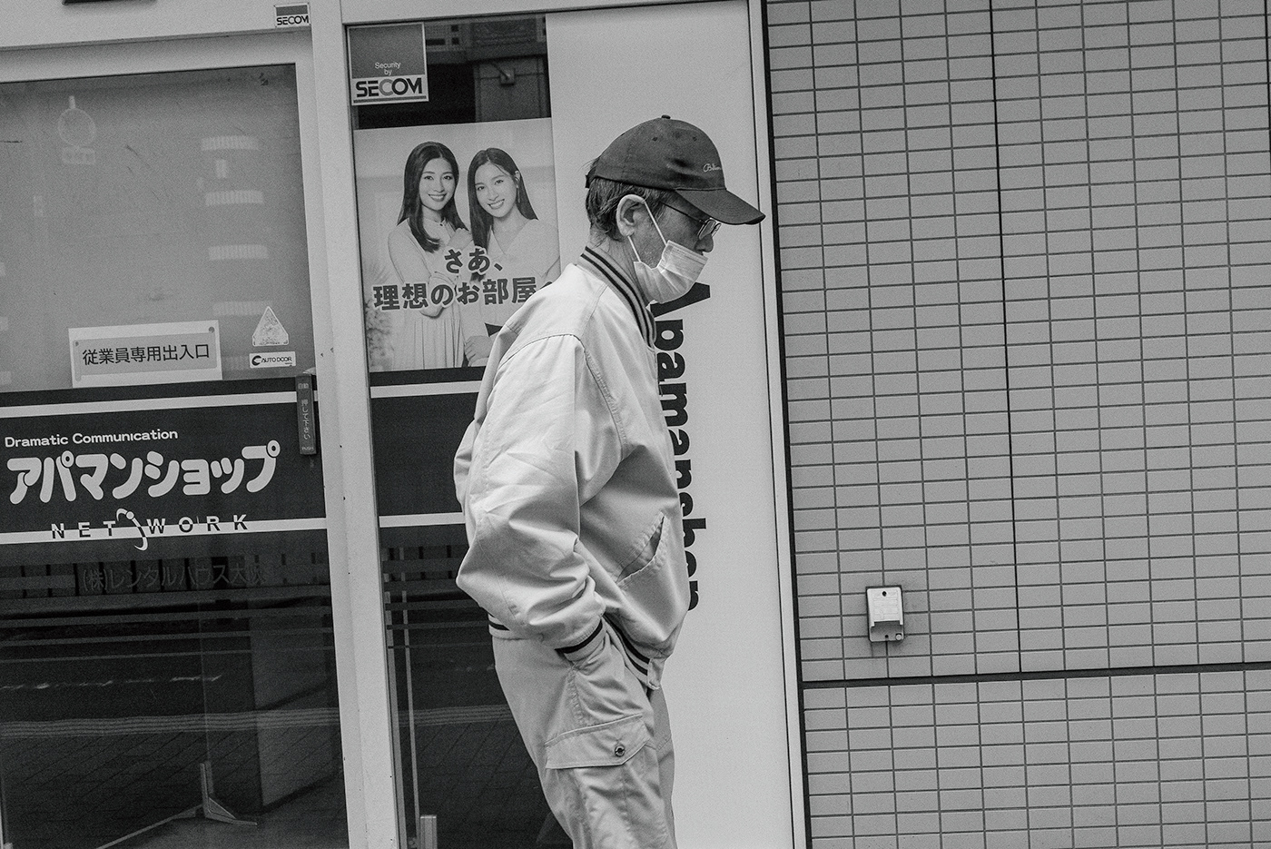 black and white monochrome street photography japan osaka prefecture