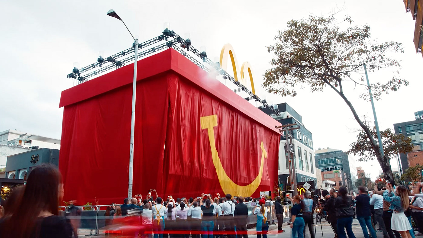 burger Experience giant gigante McDonalds restaurant