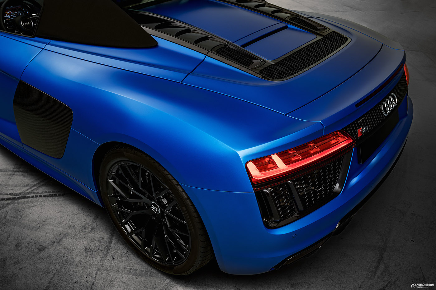 Audi Exclusive Audi R8 V10 spyder Arablue Matte racecar studio