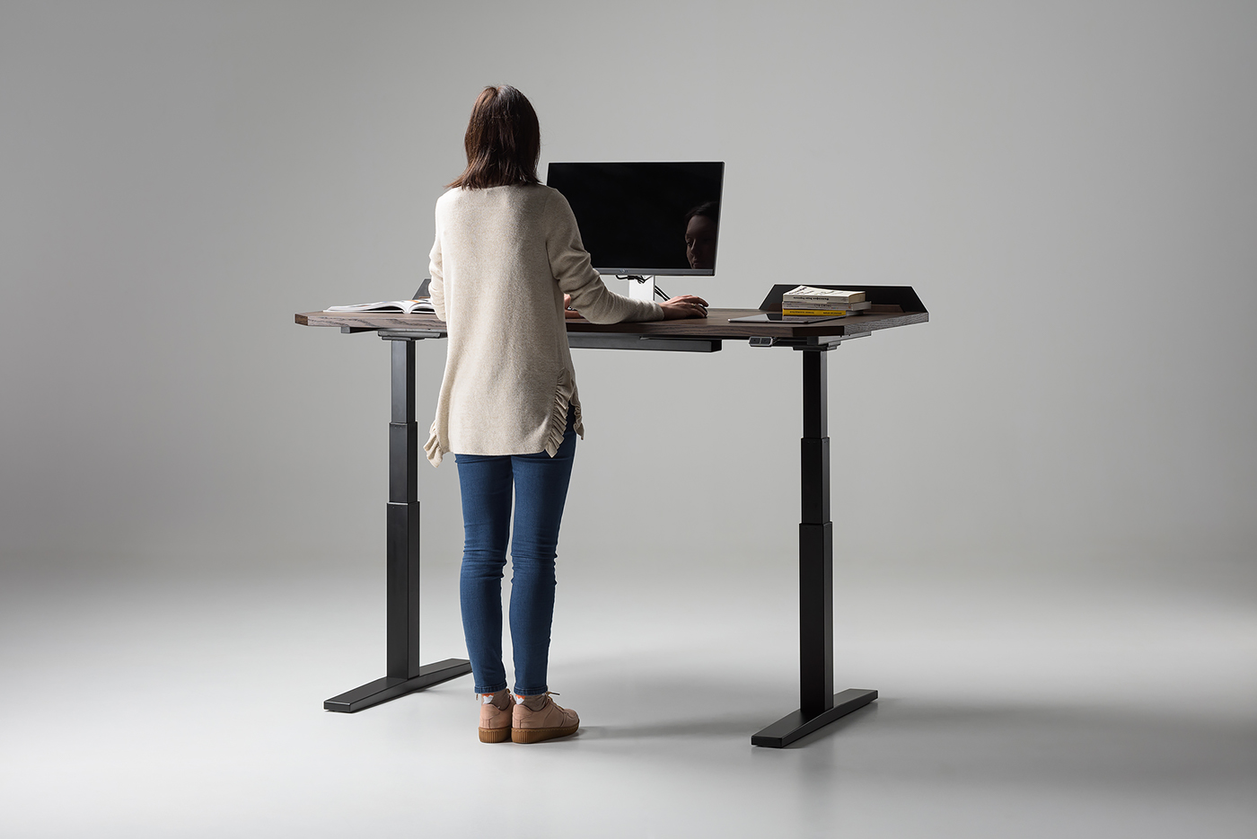 Pavelvetrov design UFO desk zegen