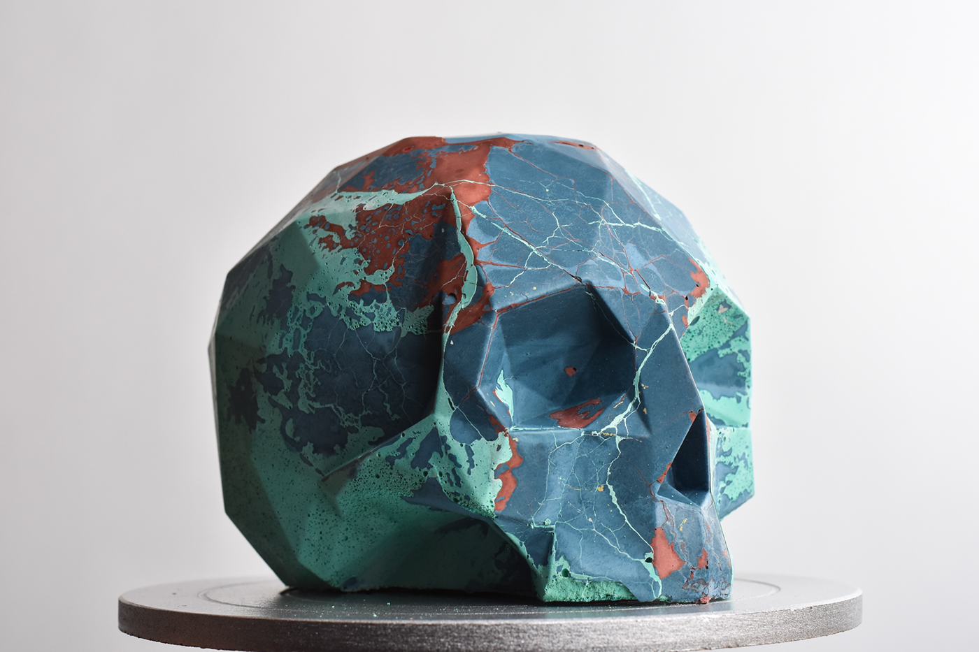 concrete cement beton skull sculpture art modern art Totem Skandle