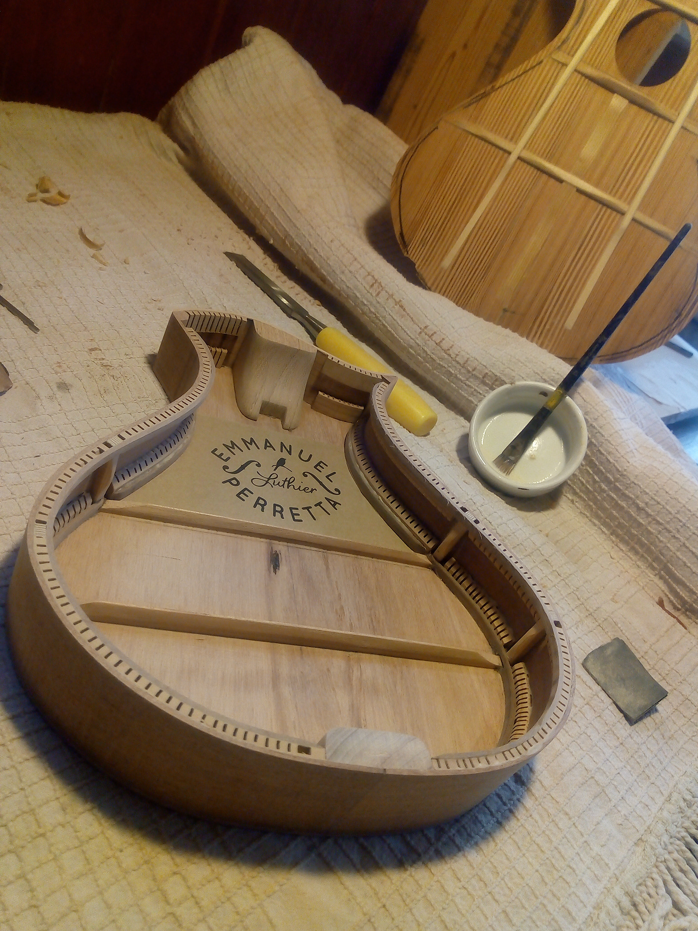 design Luther economia circular ukelele guitar reciclaje artesania woodworking handmade recycle