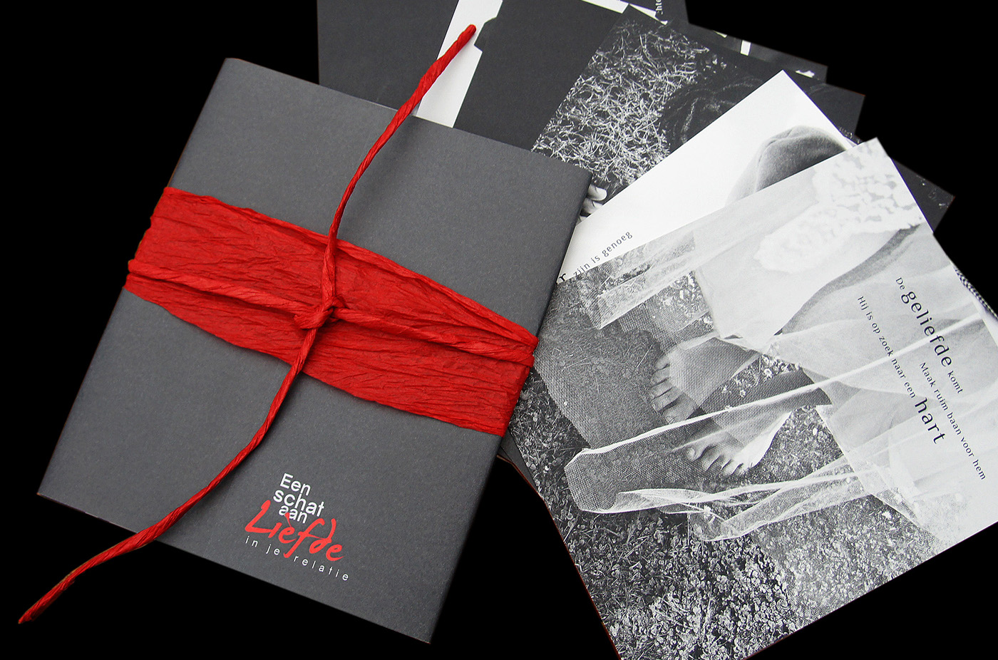 Adobe Portfolio book Love relationship contrast black White red vormgeving boek lay-out foliedruk kaarten cover mapje black white