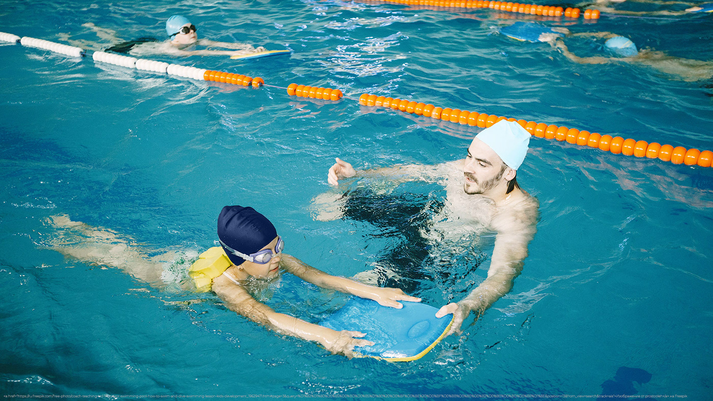 Логотип-персонаж для школы плавания - тренер с учеником