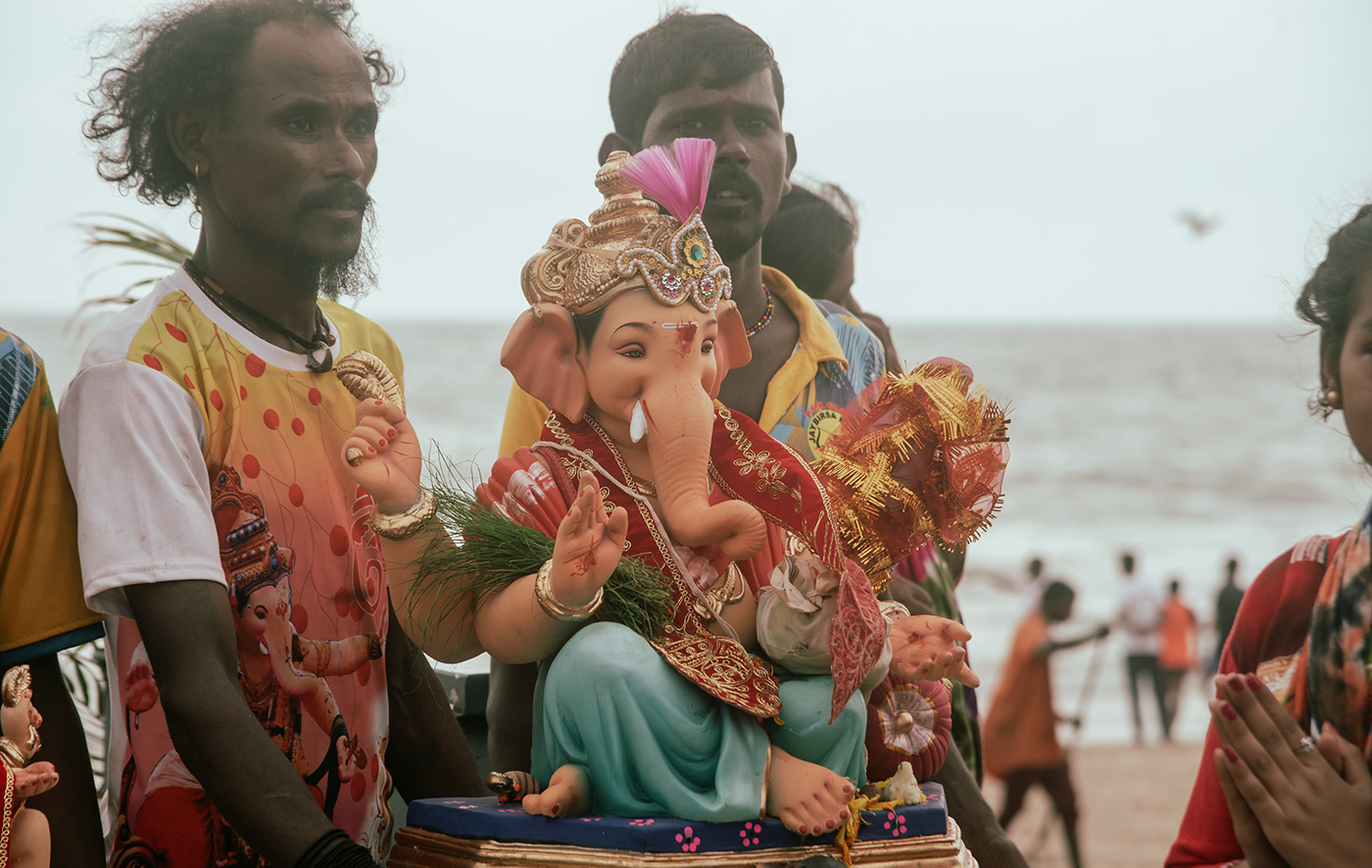 MUMBAI ganesh chaturthi devotee Immersion religion Hinduism India Arabian Sea peole