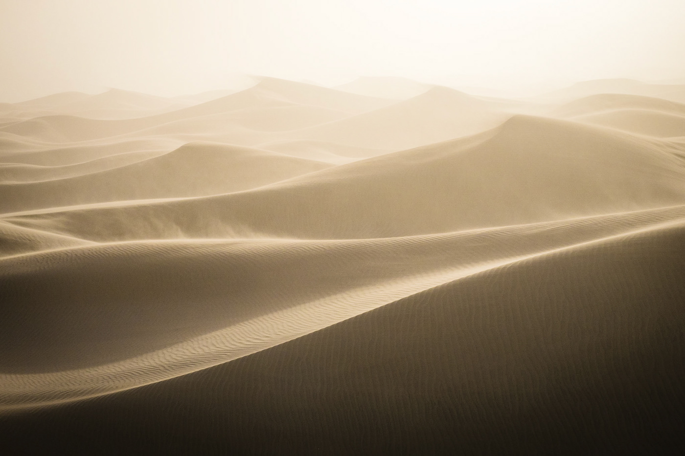 Sandstormes in the dunes of the Mesquite Sand Dunes, Death Valley